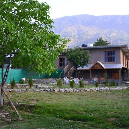 West End Lodges Neelum Esterno foto