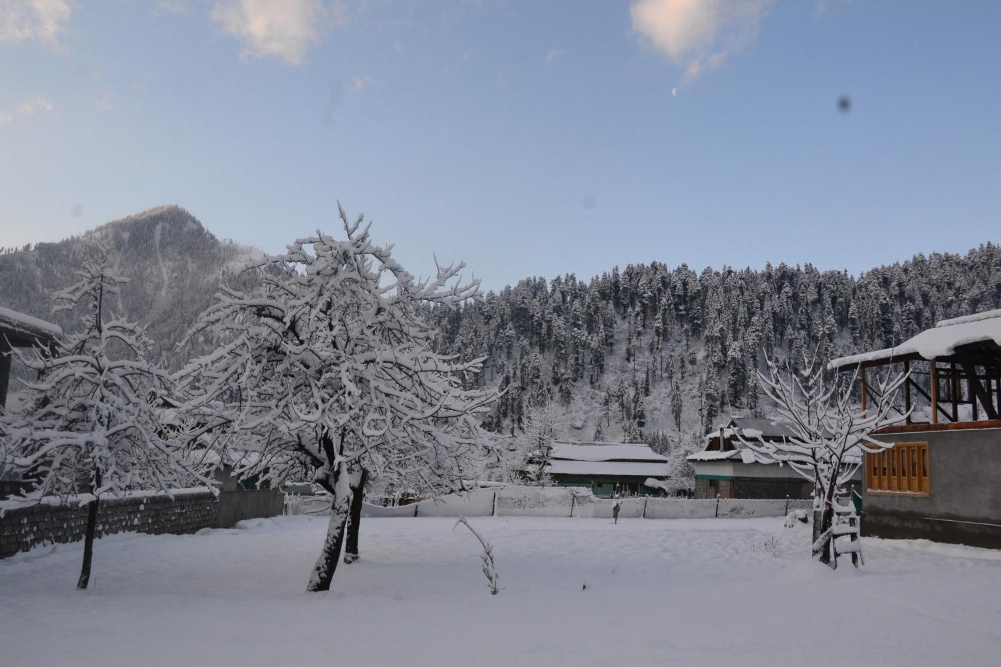 West End Lodges Neelum Esterno foto
