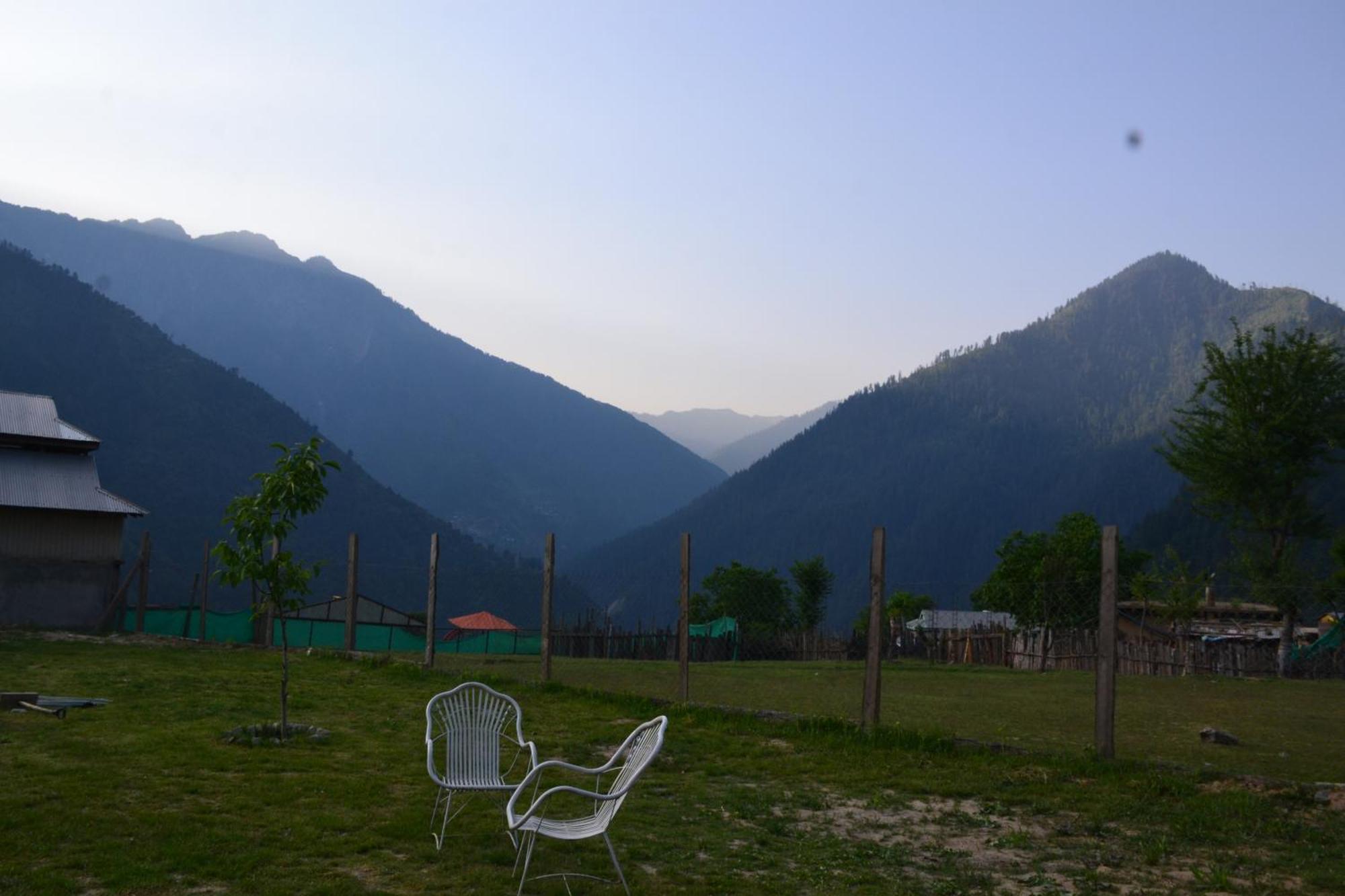 West End Lodges Neelum Esterno foto