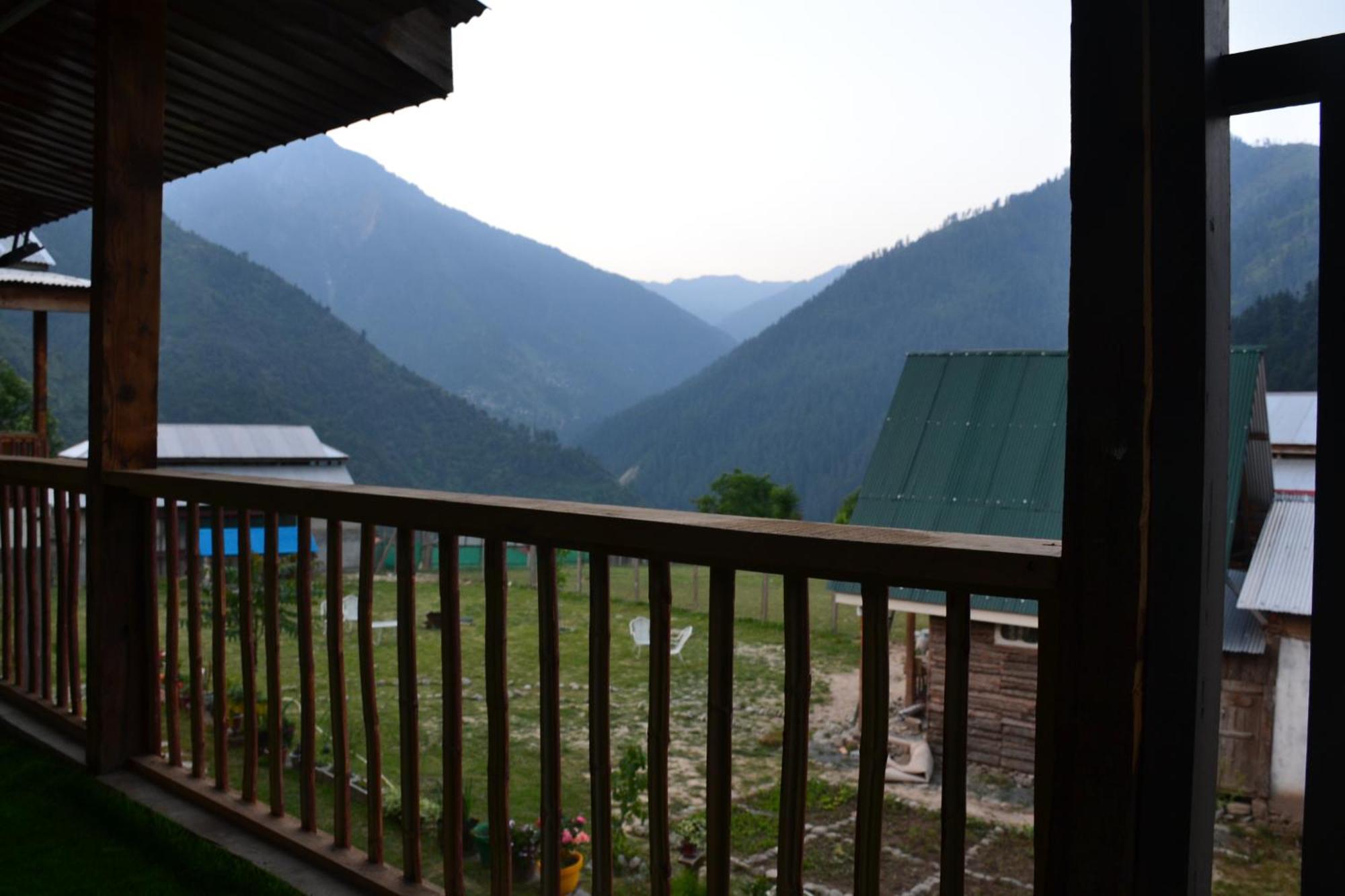 West End Lodges Neelum Esterno foto