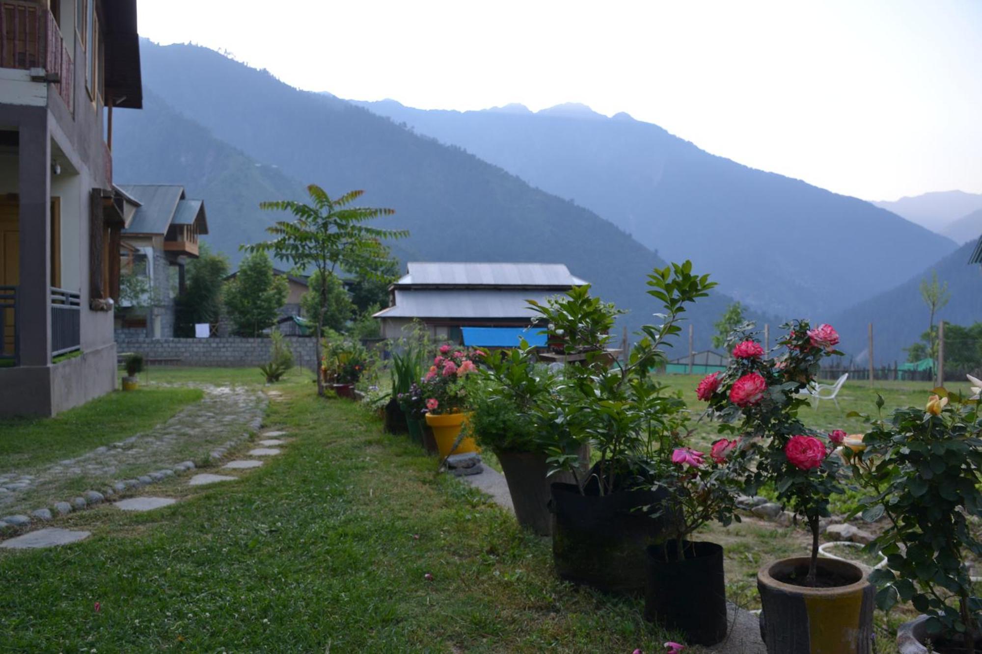 West End Lodges Neelum Esterno foto