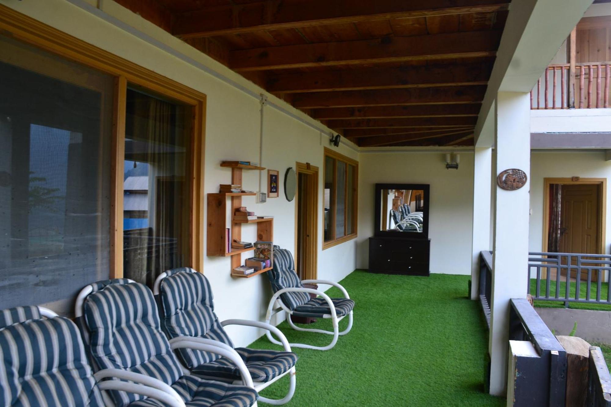 West End Lodges Neelum Esterno foto