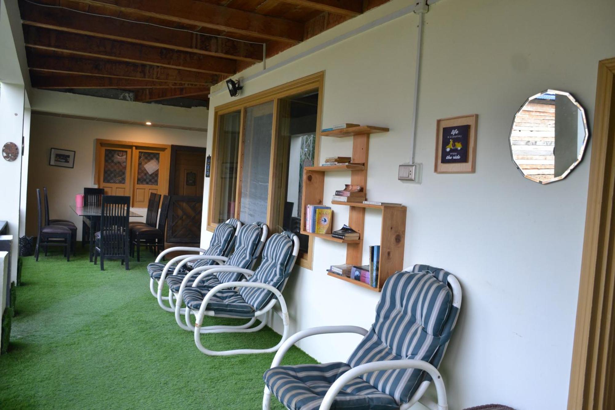 West End Lodges Neelum Esterno foto
