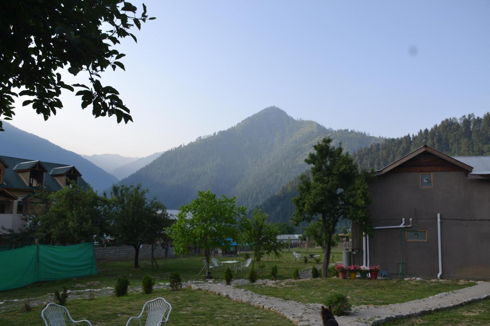 West End Lodges Neelum Esterno foto