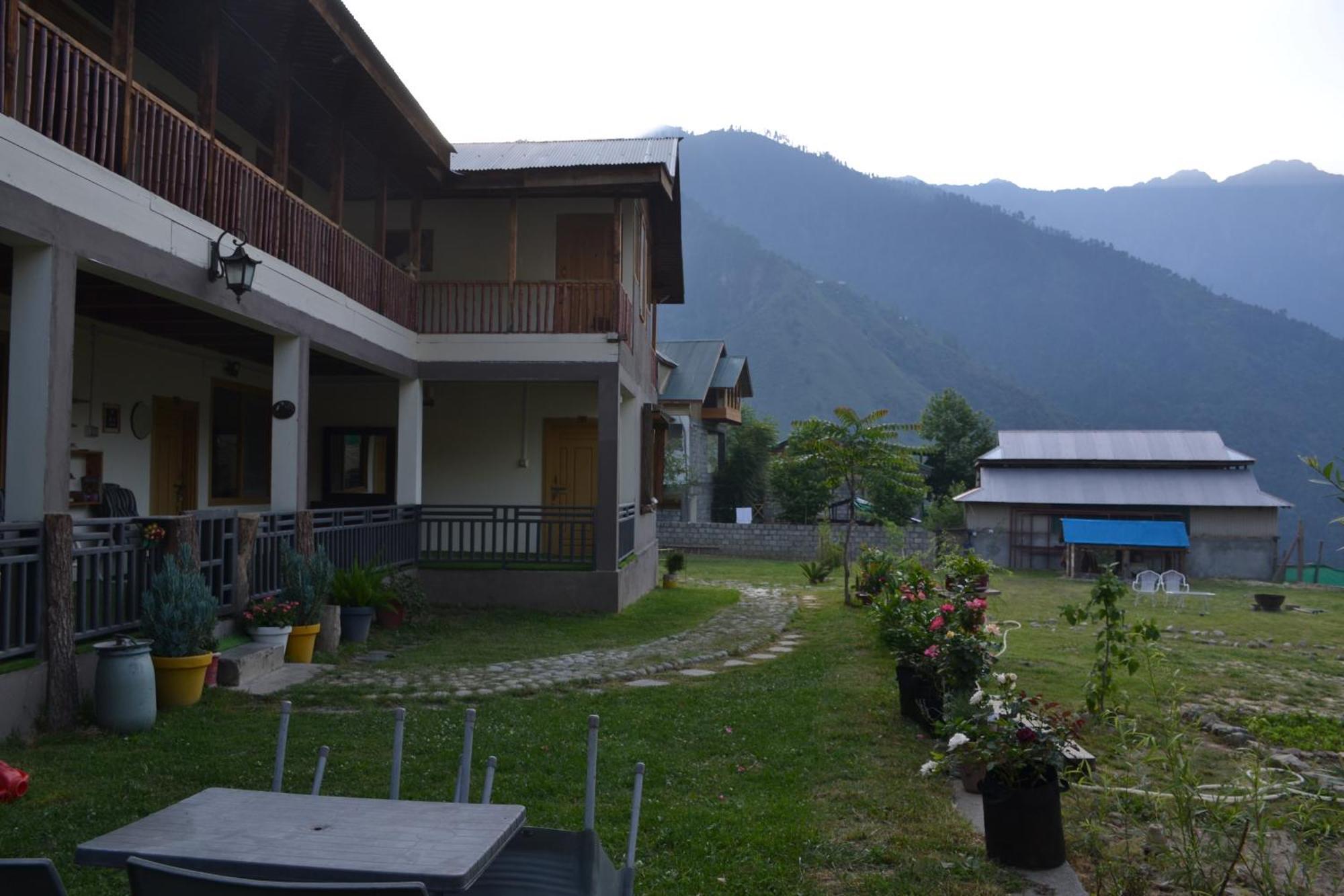 West End Lodges Neelum Esterno foto