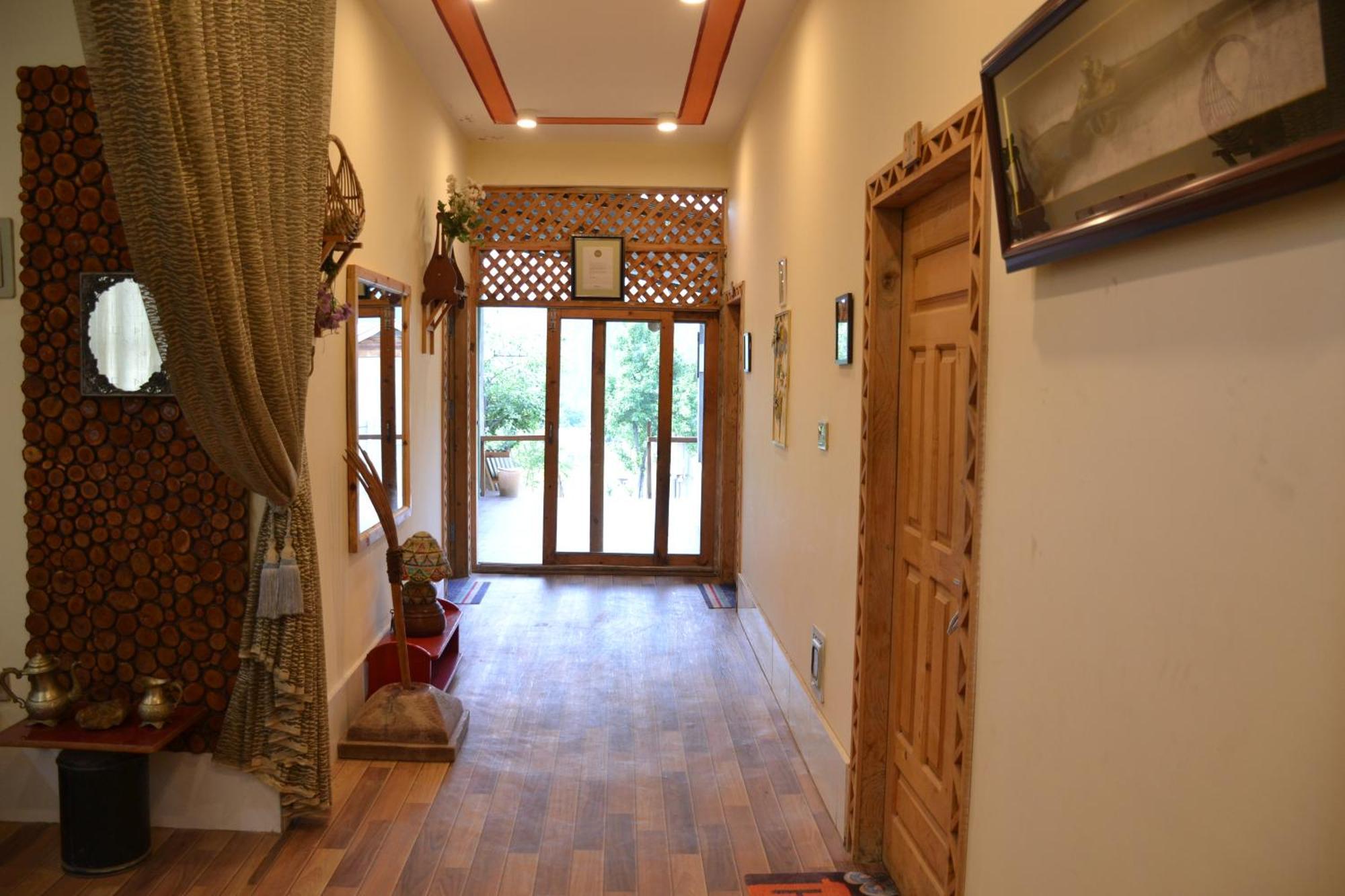 West End Lodges Neelum Esterno foto