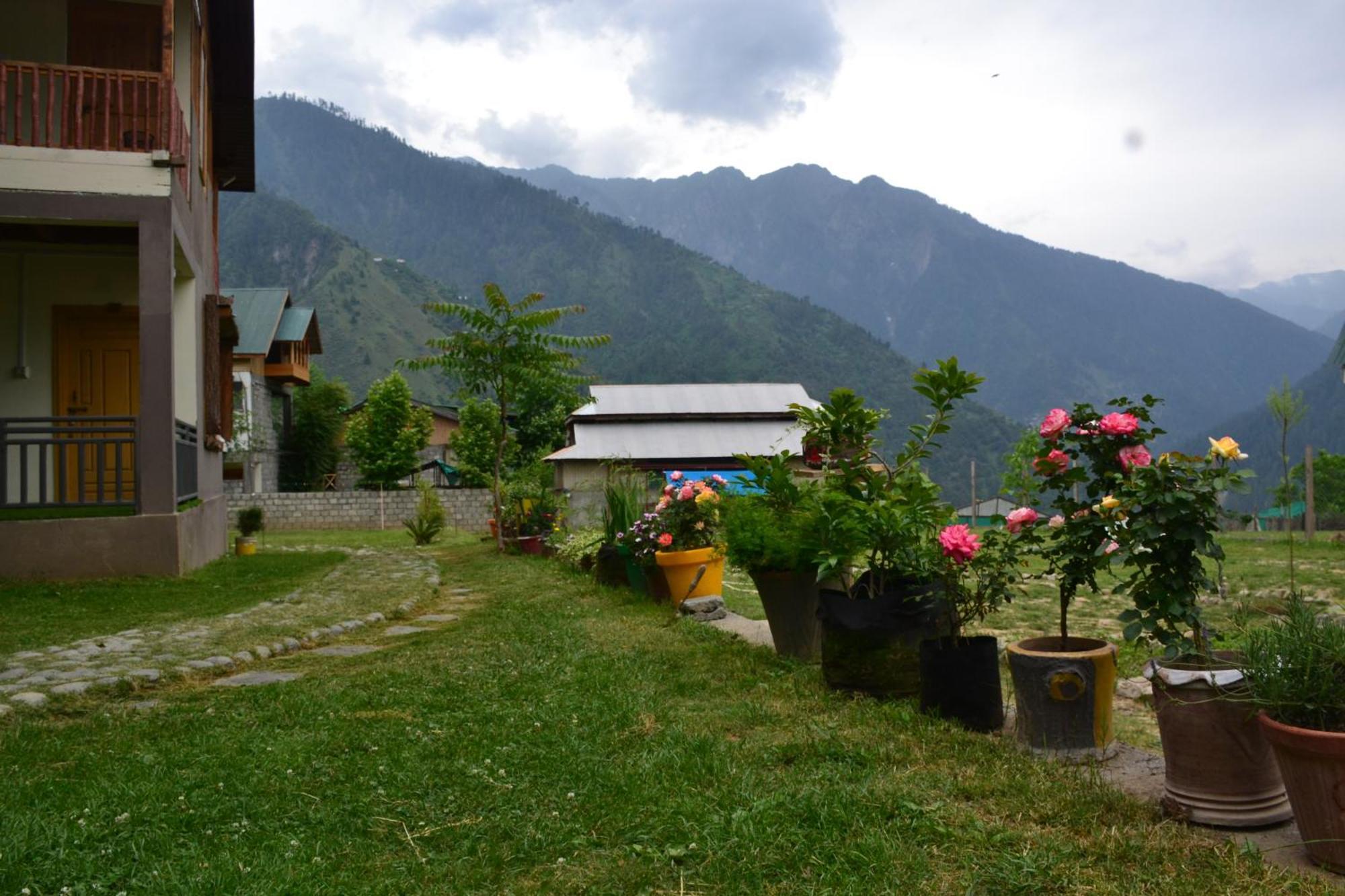 West End Lodges Neelum Esterno foto