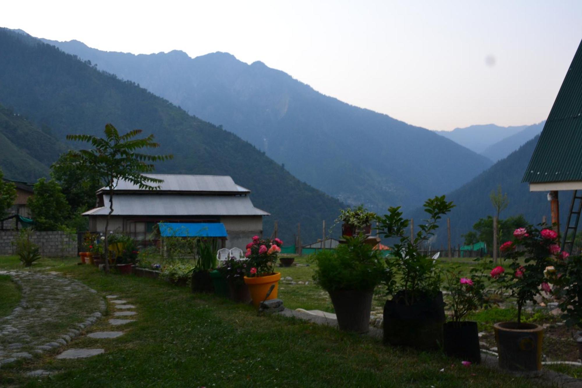 West End Lodges Neelum Esterno foto