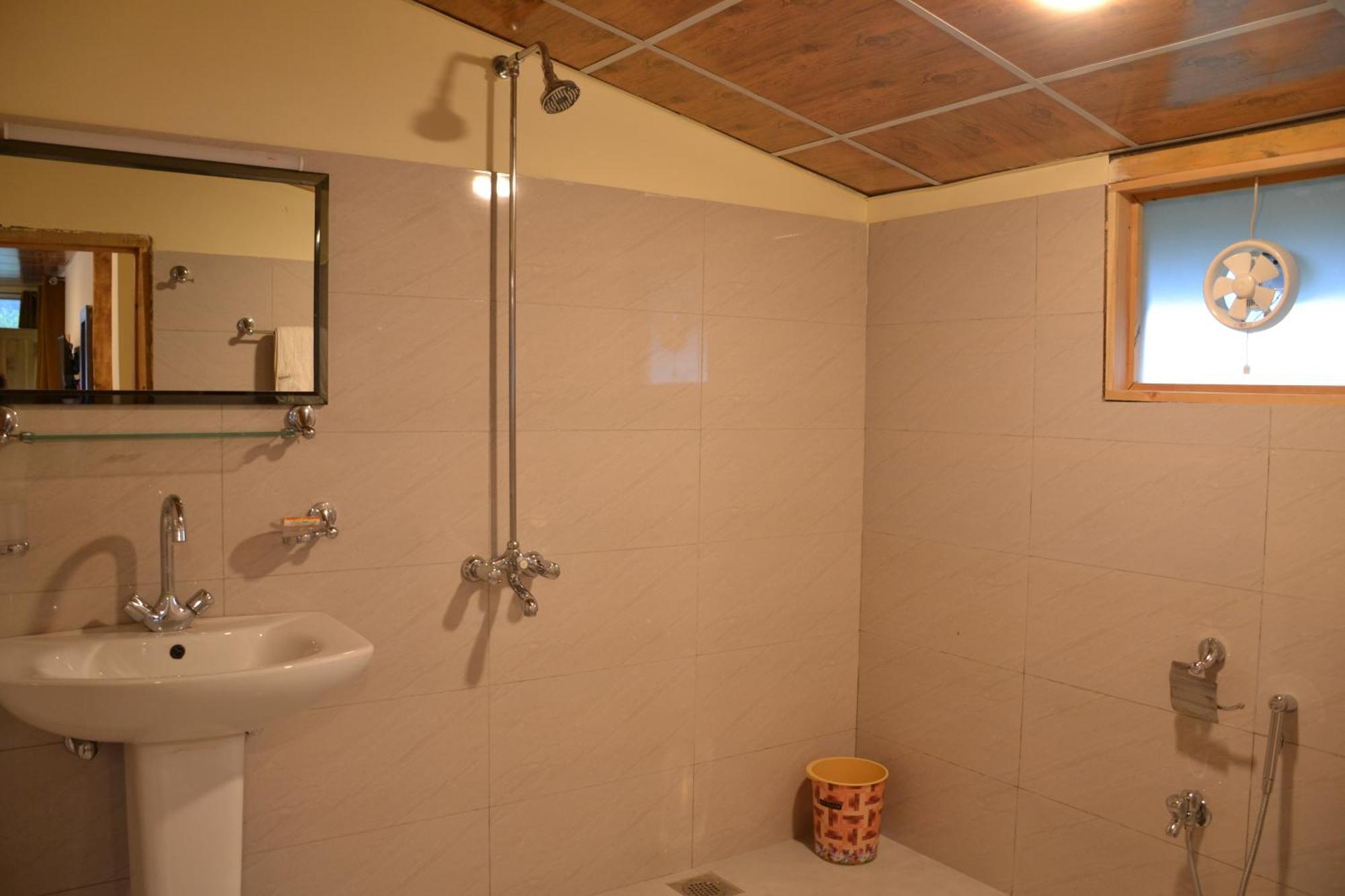 West End Lodges Neelum Esterno foto