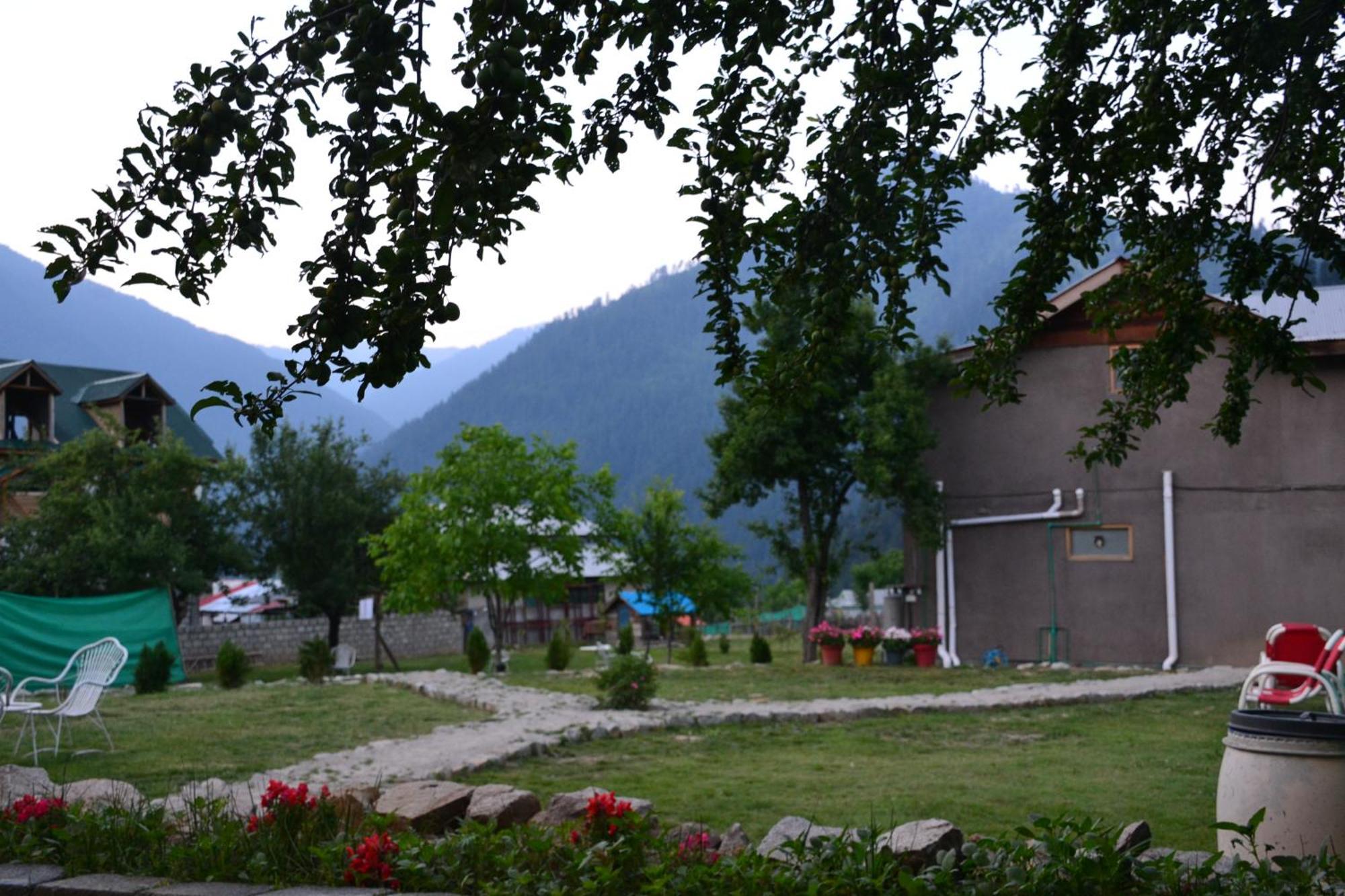 West End Lodges Neelum Esterno foto
