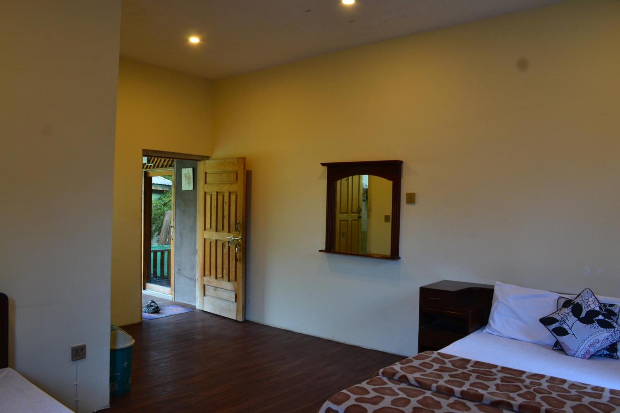 West End Lodges Neelum Esterno foto