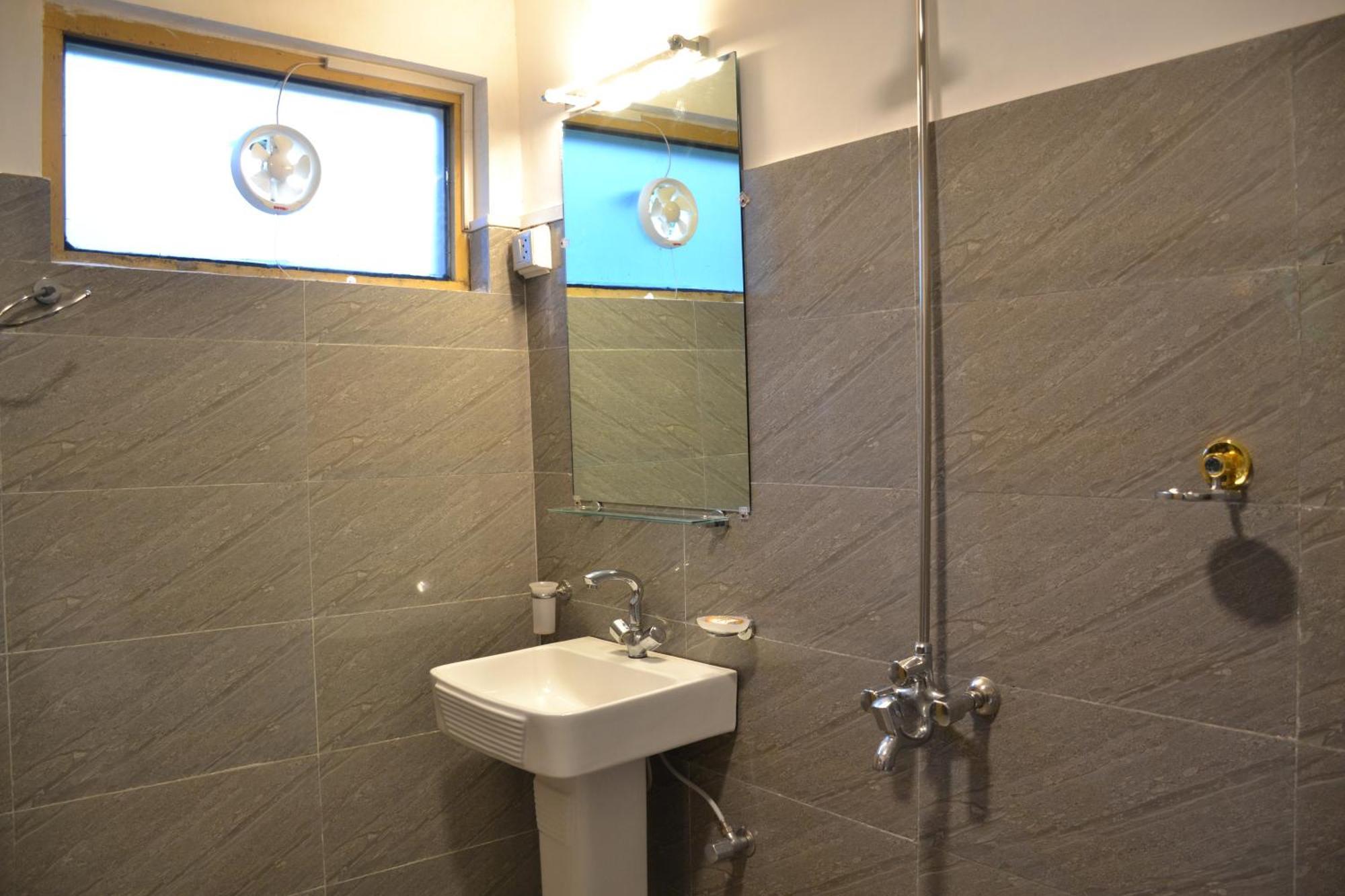 West End Lodges Neelum Esterno foto