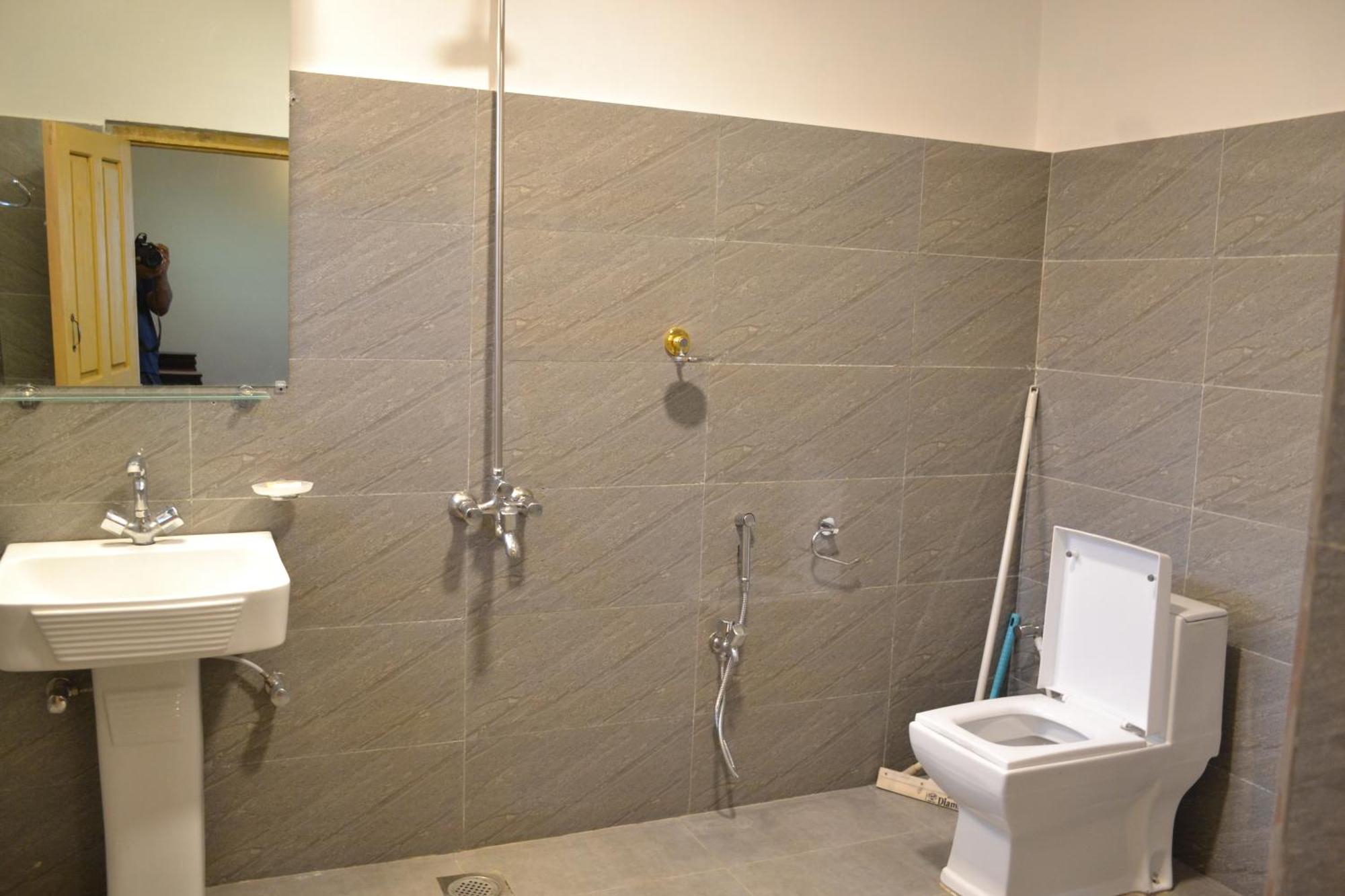 West End Lodges Neelum Esterno foto