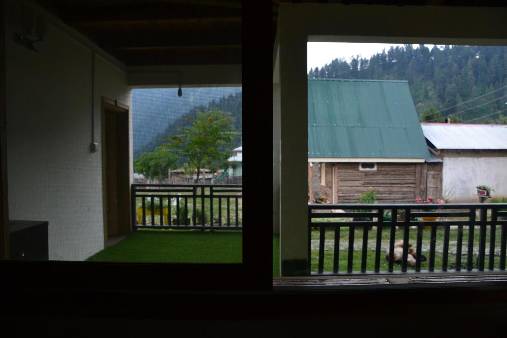 West End Lodges Neelum Esterno foto