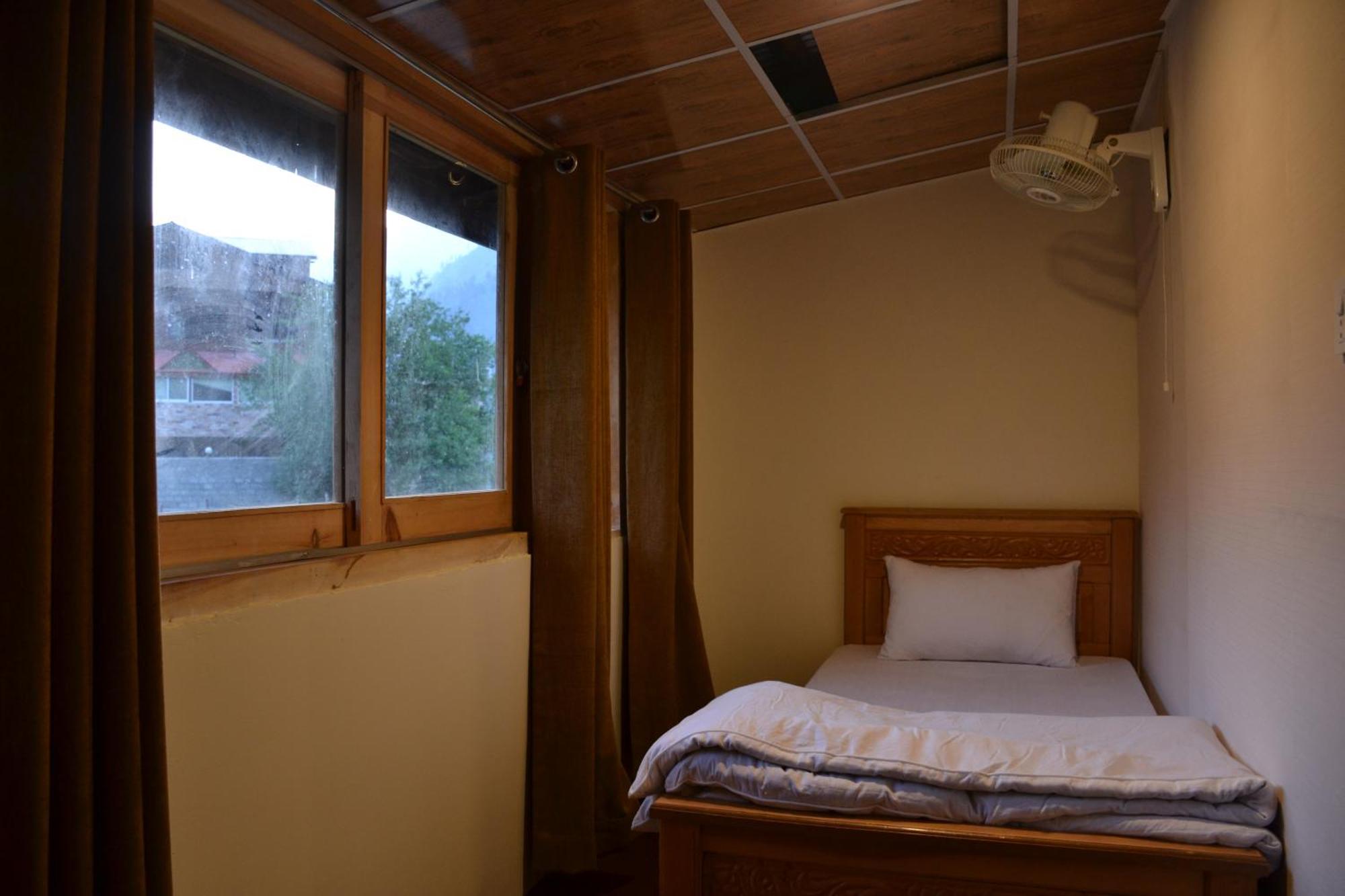 West End Lodges Neelum Esterno foto