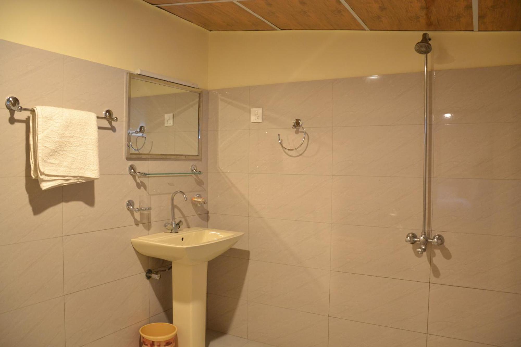 West End Lodges Neelum Esterno foto