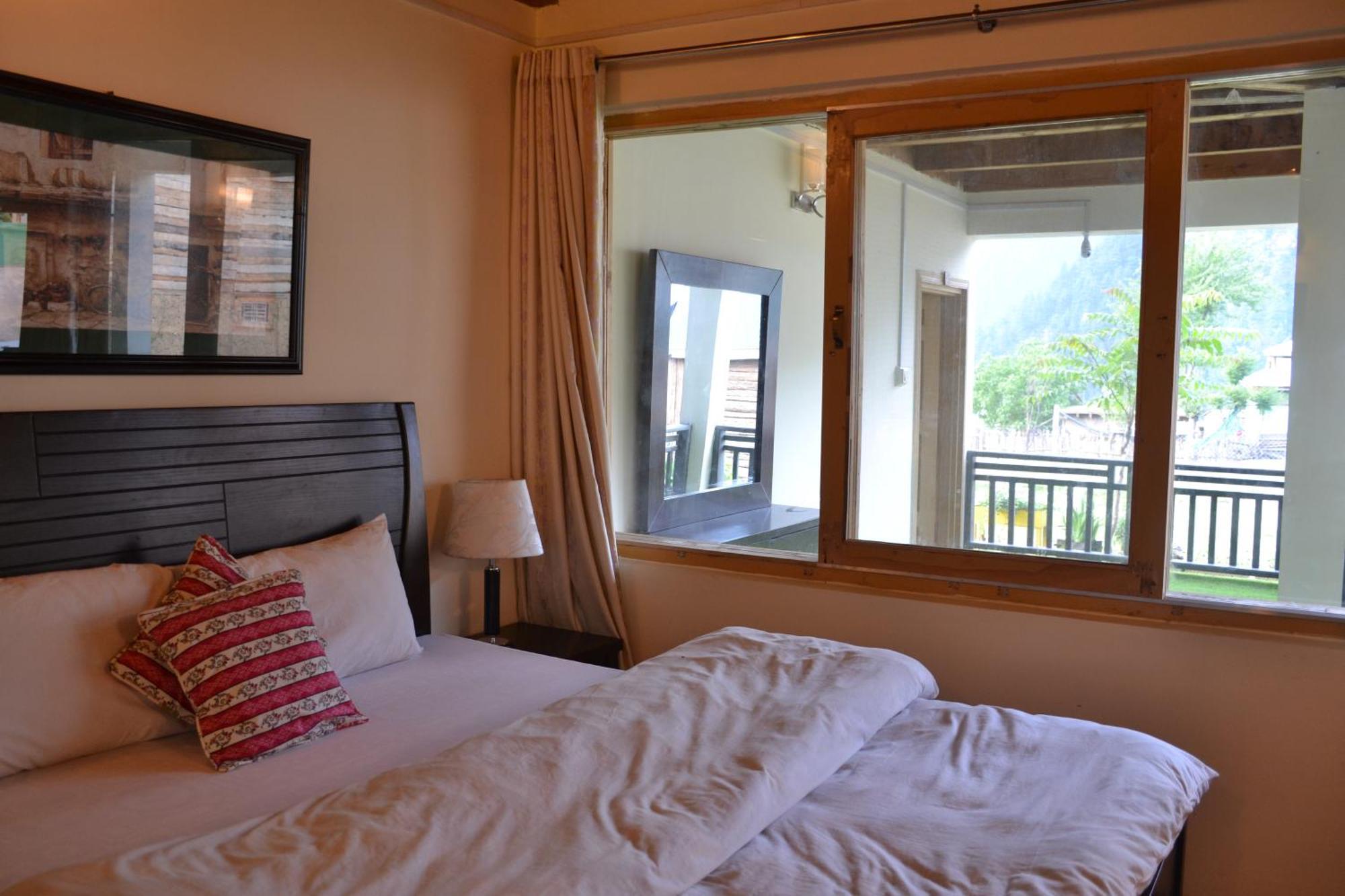 West End Lodges Neelum Esterno foto
