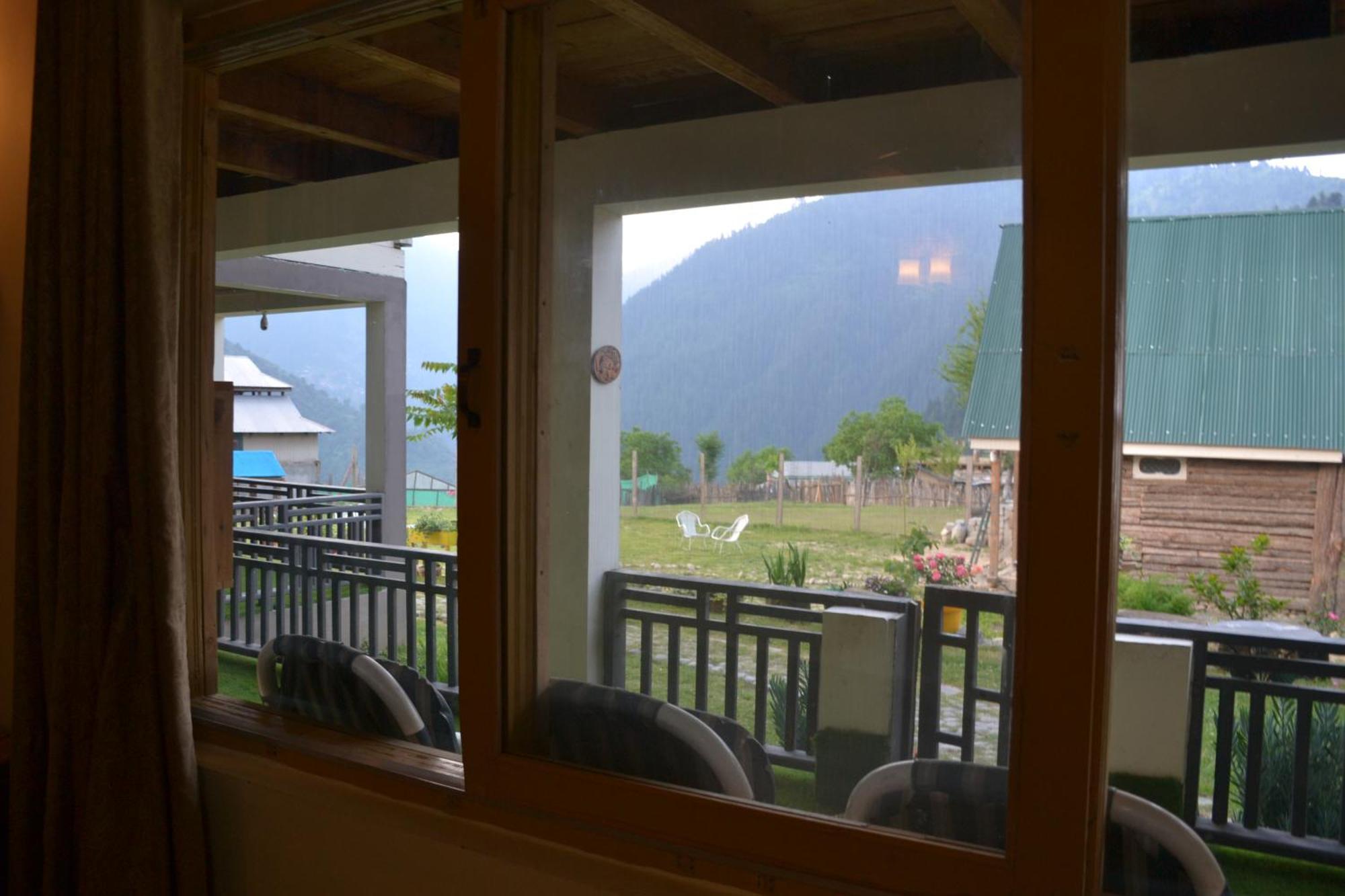 West End Lodges Neelum Esterno foto