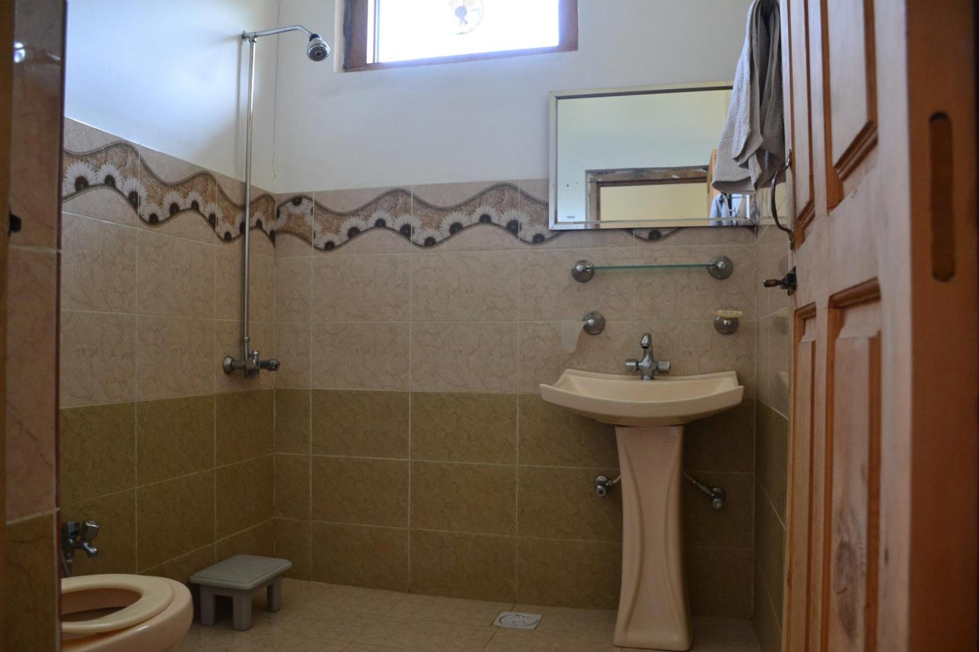 West End Lodges Neelum Esterno foto