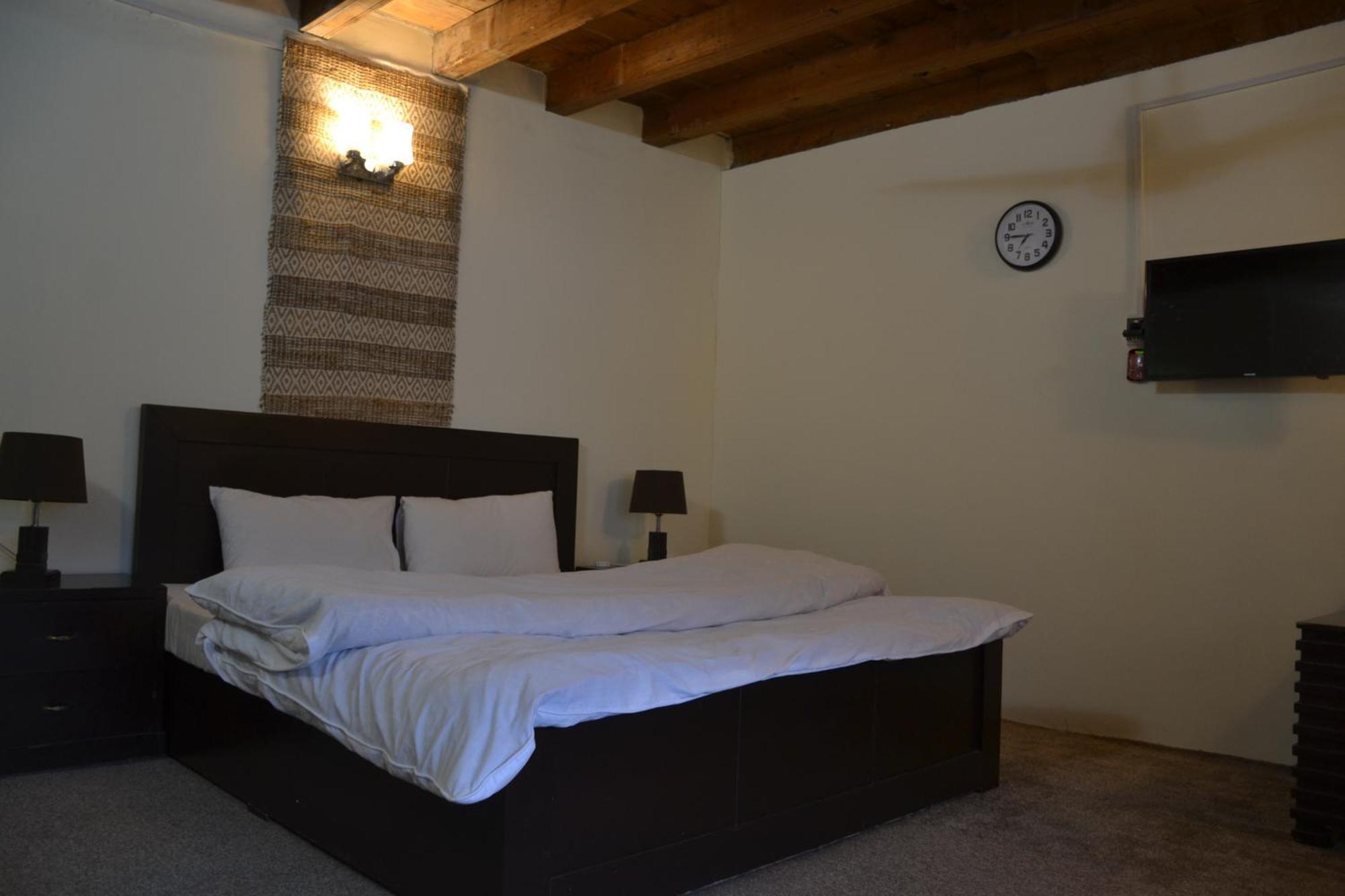 West End Lodges Neelum Esterno foto