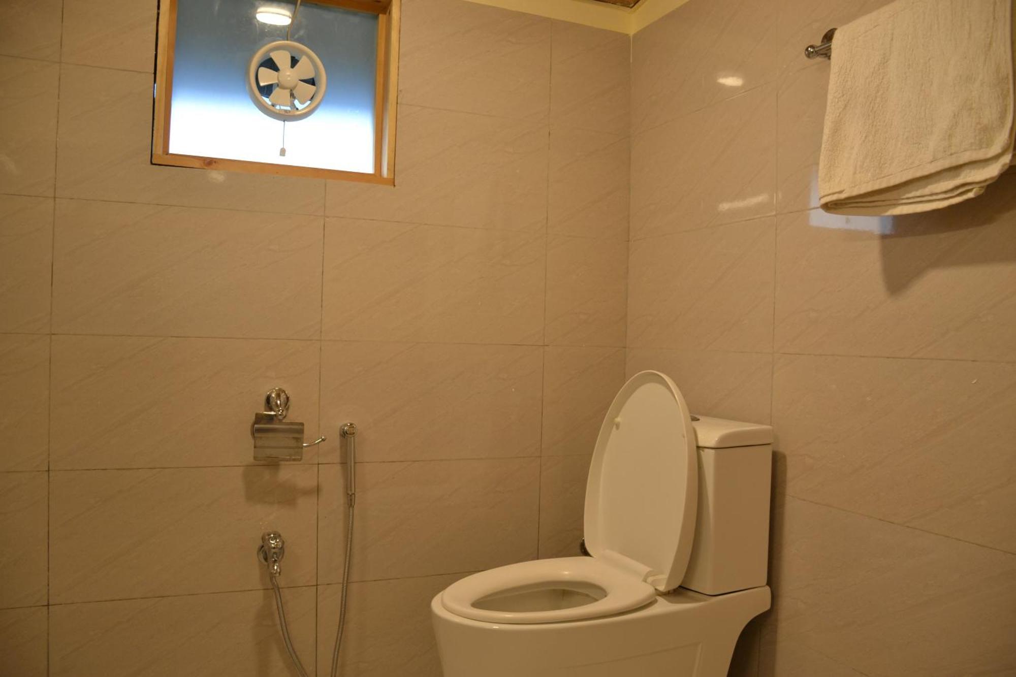 West End Lodges Neelum Esterno foto