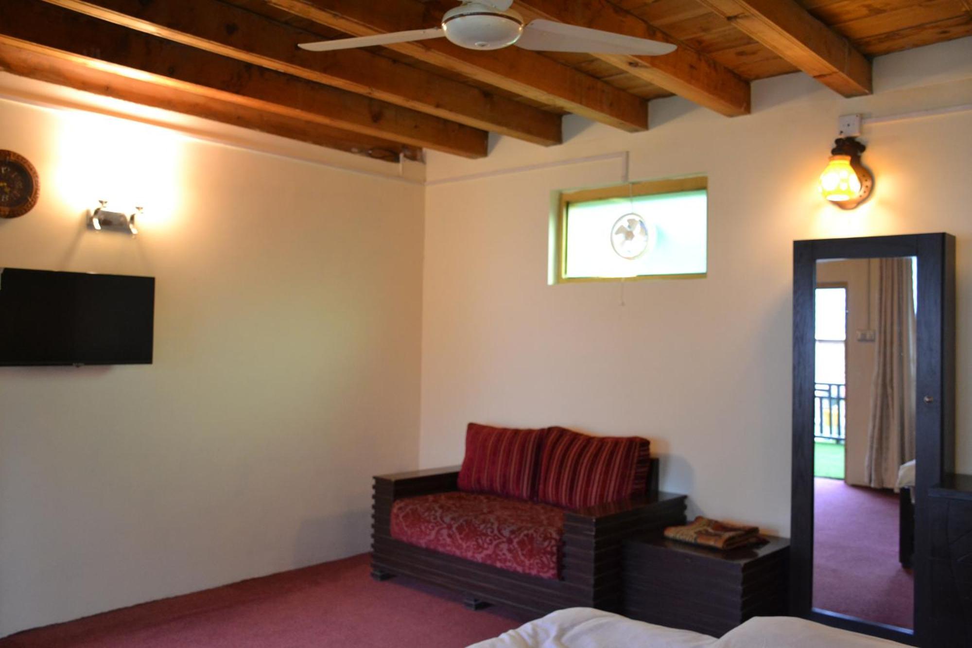 West End Lodges Neelum Esterno foto