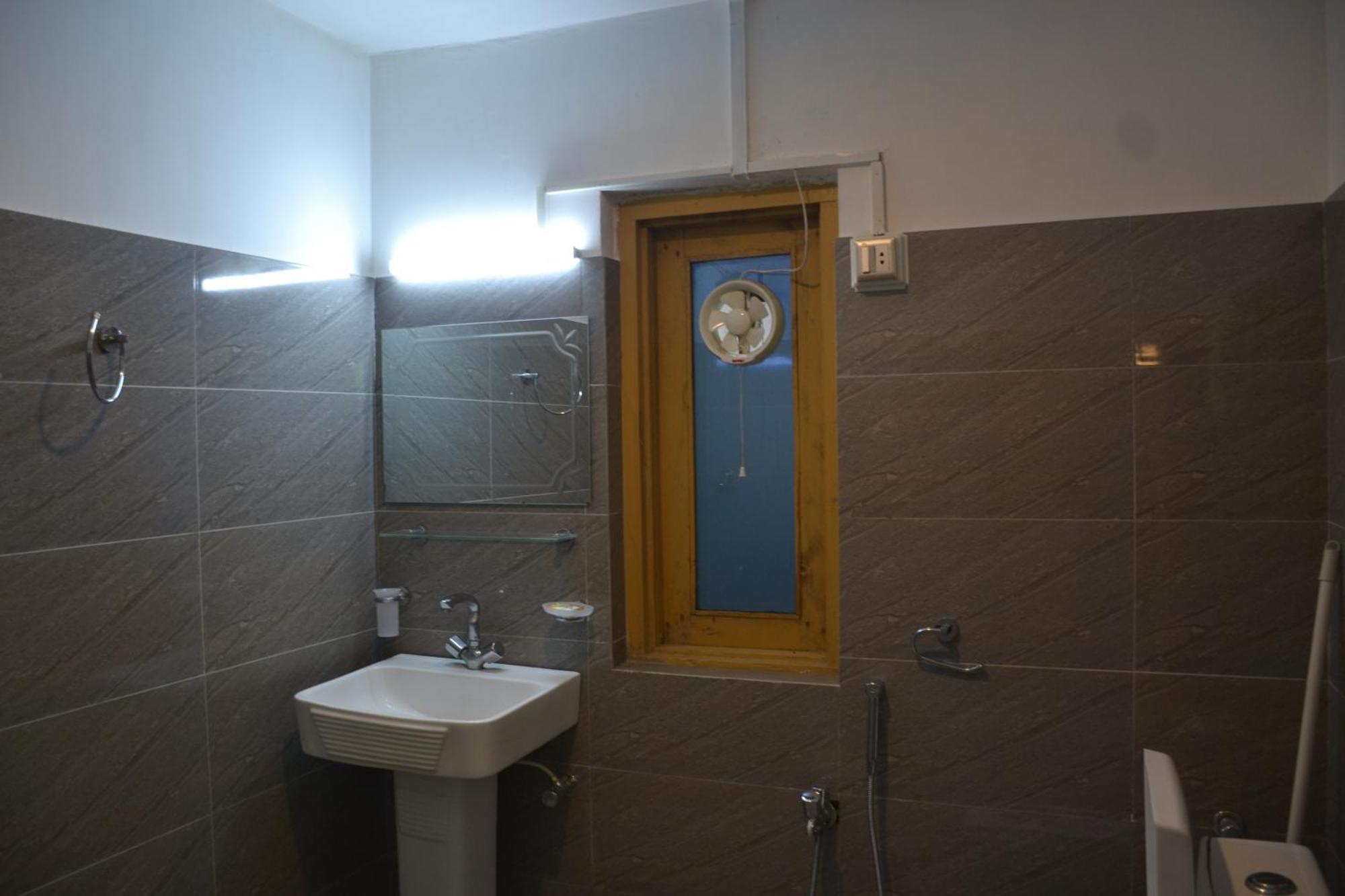 West End Lodges Neelum Esterno foto
