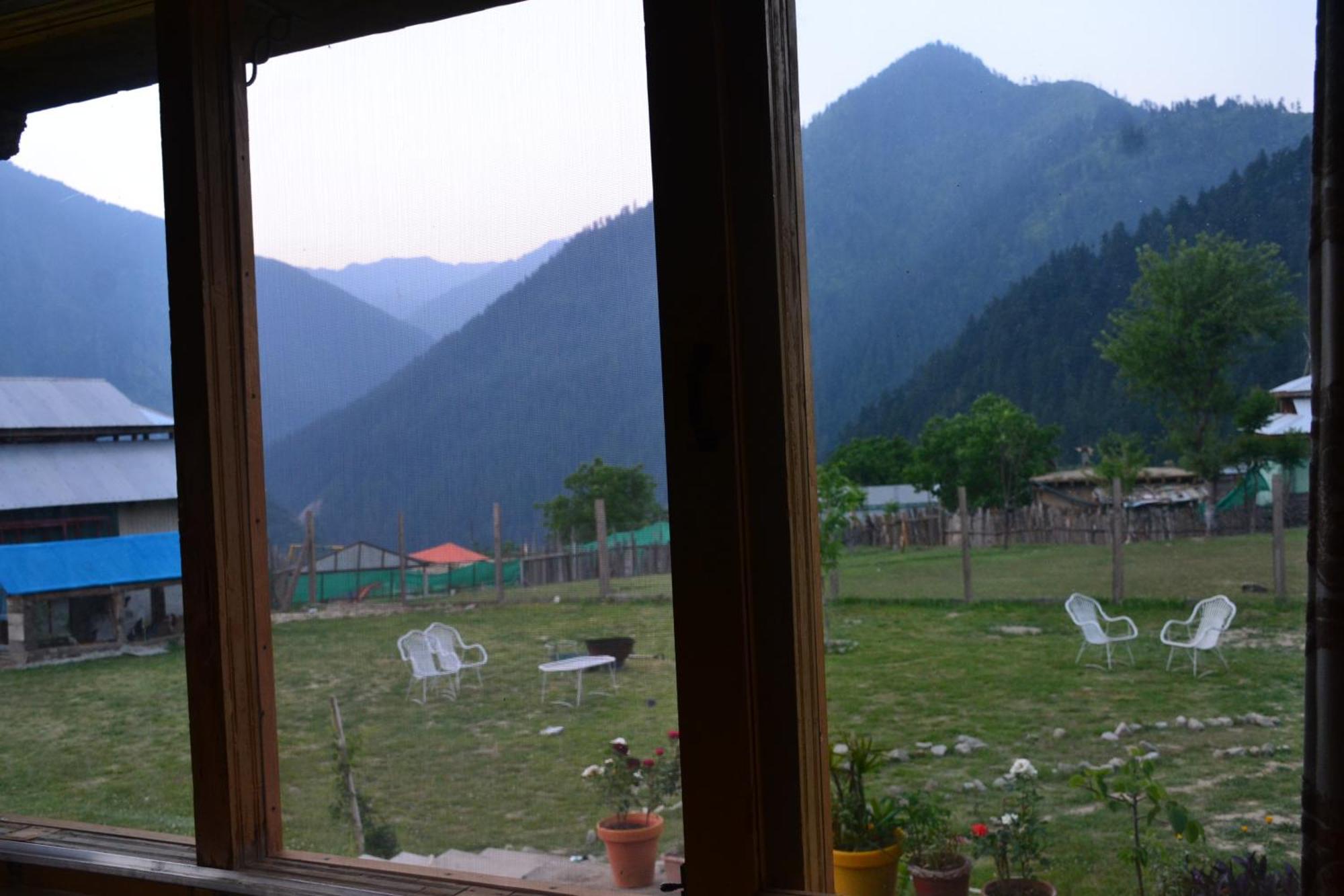West End Lodges Neelum Esterno foto