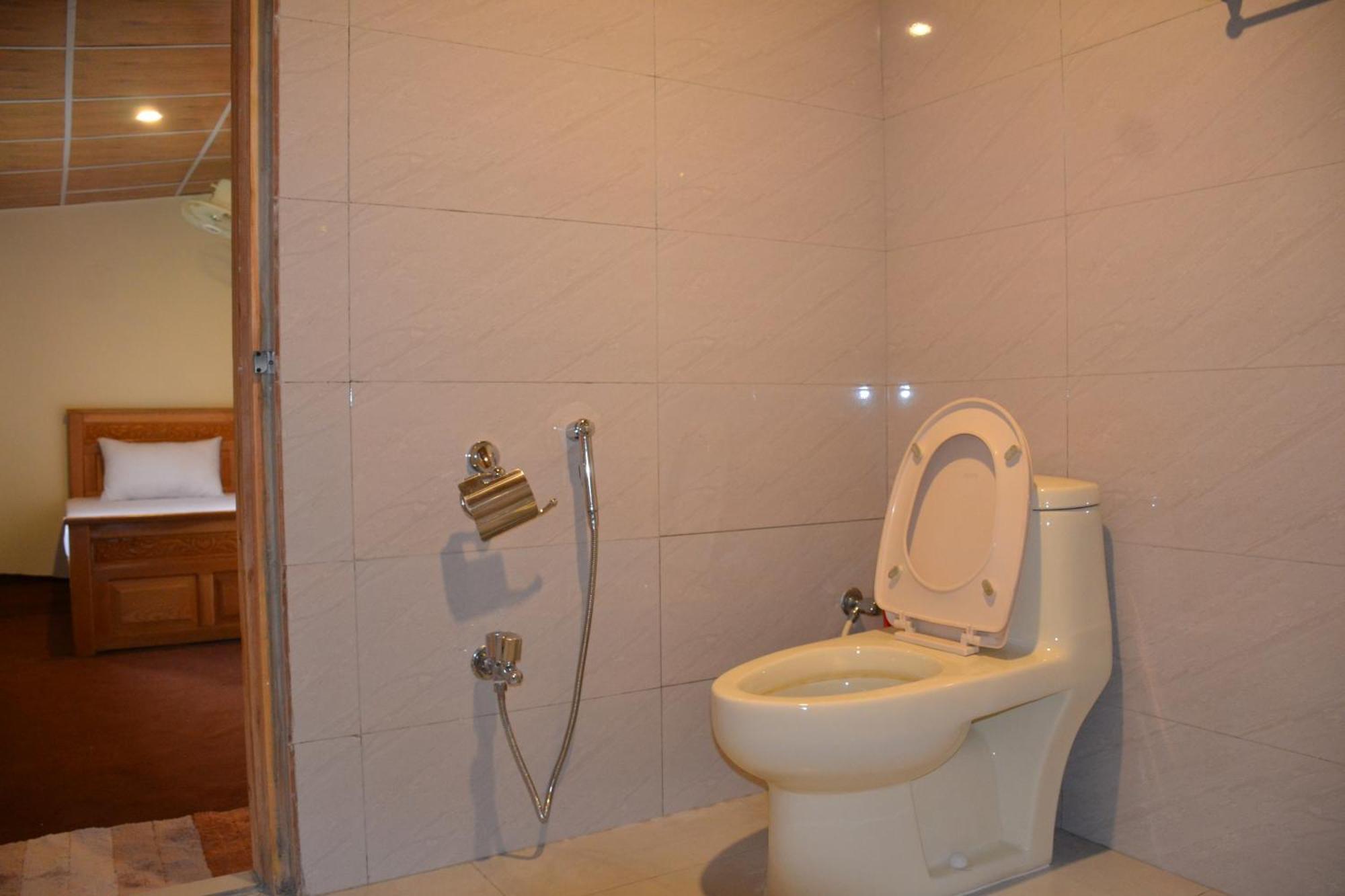 West End Lodges Neelum Esterno foto