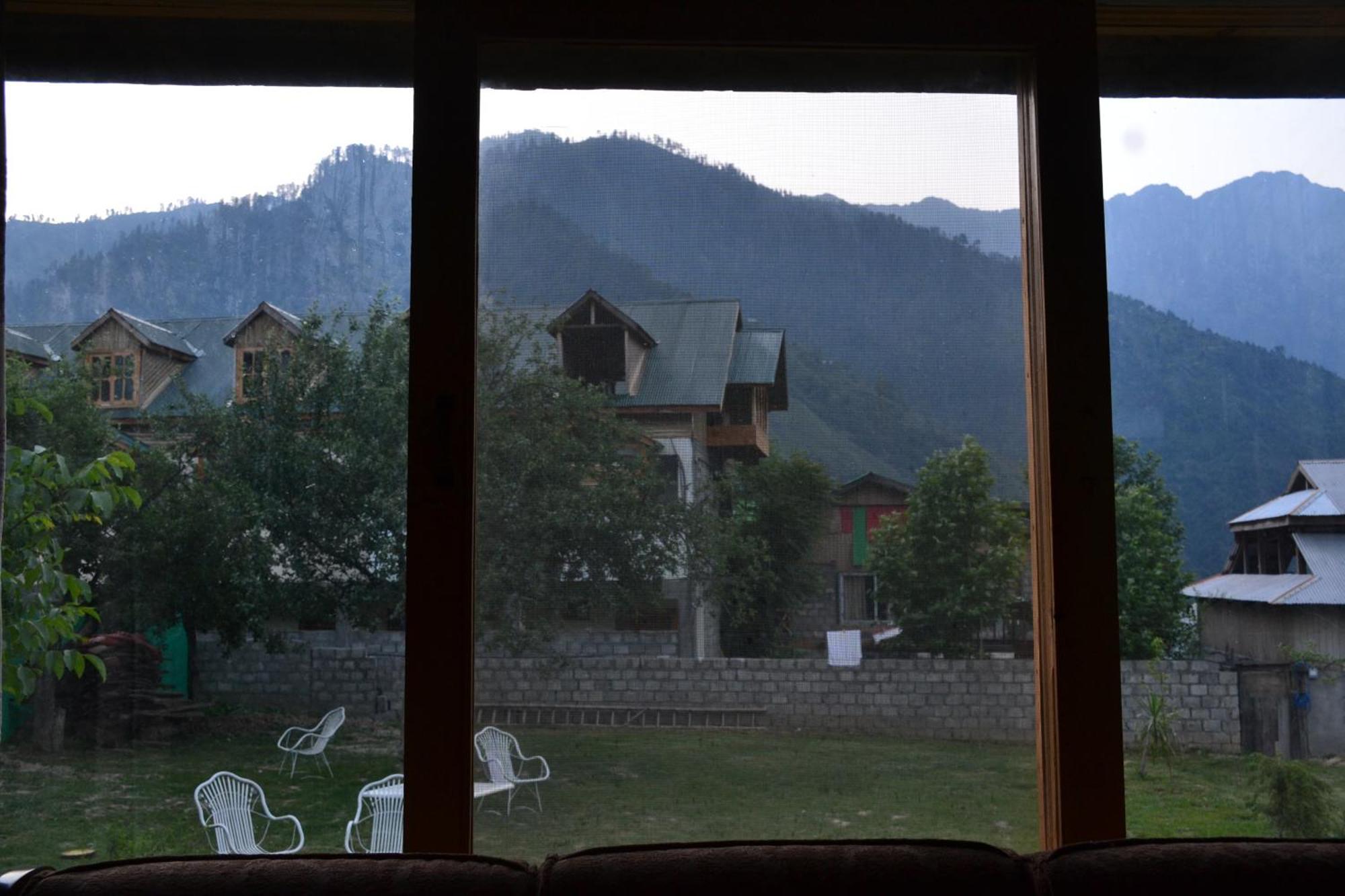West End Lodges Neelum Esterno foto