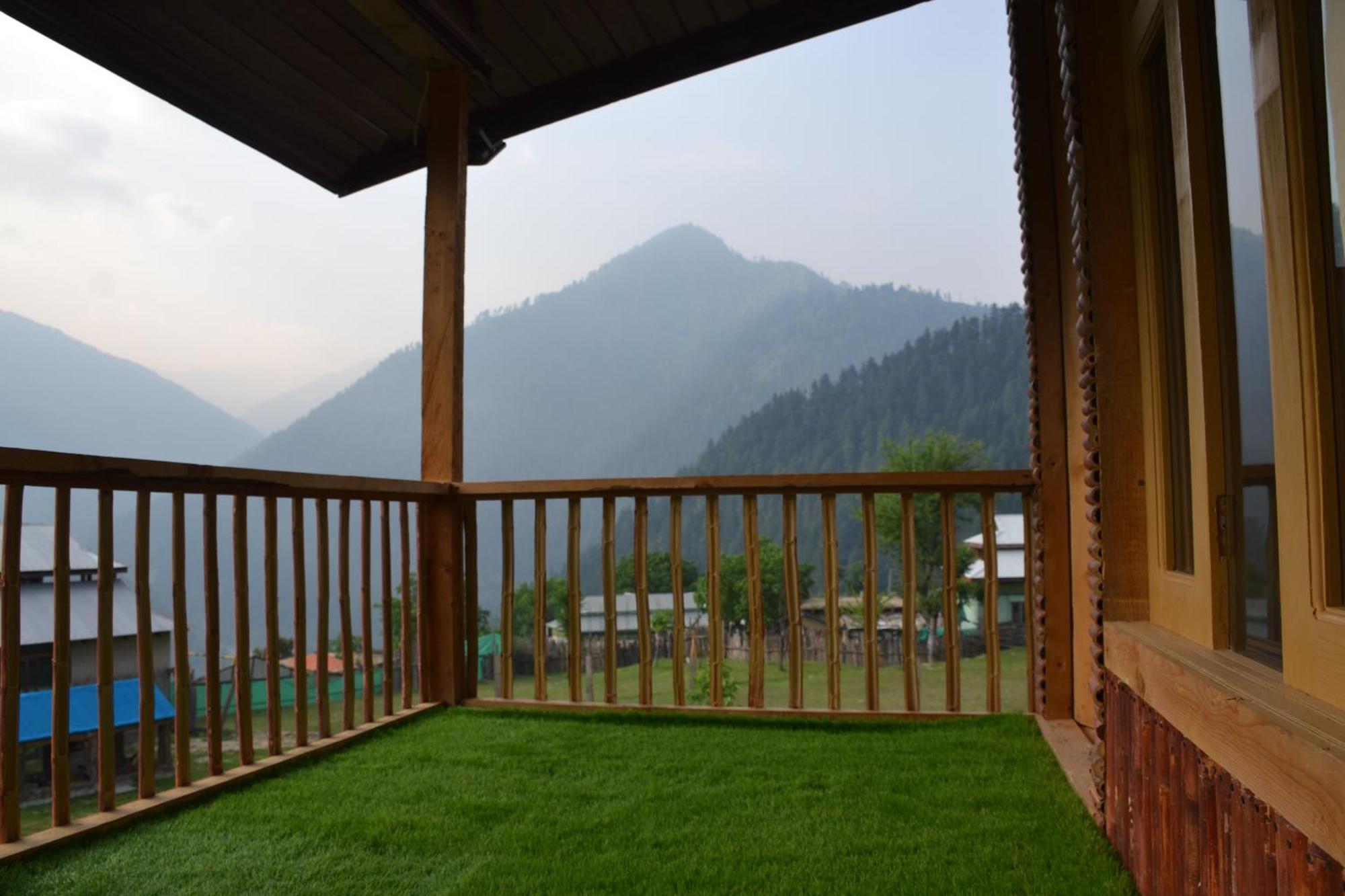 West End Lodges Neelum Esterno foto