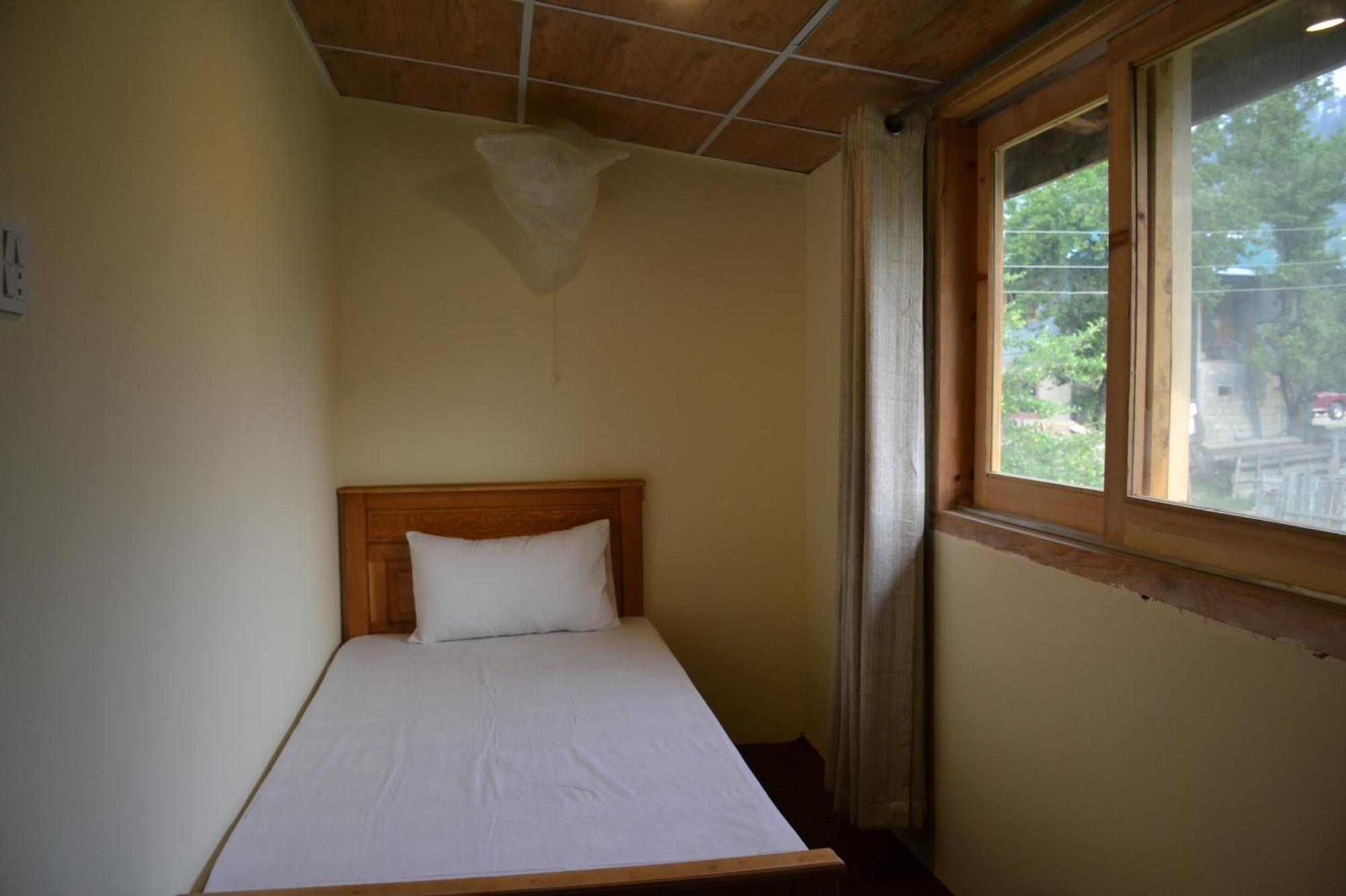 West End Lodges Neelum Esterno foto